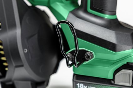 Närbild av en grön och svart sladdlös borrmaskin med en 18V batteriindikator.