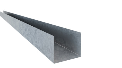 Galvad metallprofil i vinkel, skimrande yta, med en lång och en kort sida, liggande mot vit bakgrund.