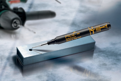 Svart markeringspenna på metallblock; text: "Pica Ink Tieflochmarker Longlife Ink".