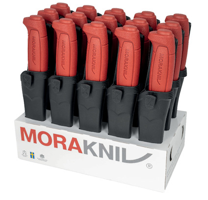 Display med flera röd- och svartfärgade Morakniv-knivar i svarta hölster, på en kartong med logotyp och svenska flaggan.