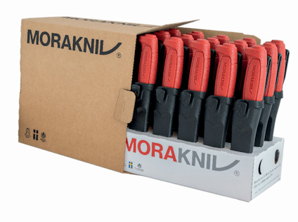 Kartong med röda och svarta knivar från Morakniv, stående i plastslidor.