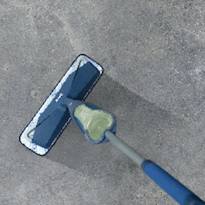 Mopp på ett grått golv, med blå handtag och en städvätsketank märkt "Sweep".