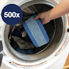En hand placerar en blå-randig trasa i en tvättmaskin. Vit text "500x" på en mörkblå cirkel.