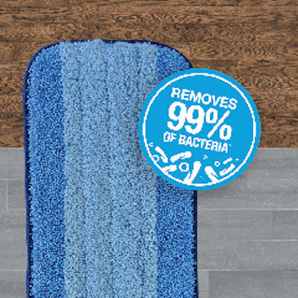 Blå mopp med texten "REMOVES 99% OF BACTERIA" på en trägolvbakgrund.