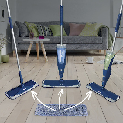 Tre moppstativ med märket "Bona" på ett trägolv framför en soffa.