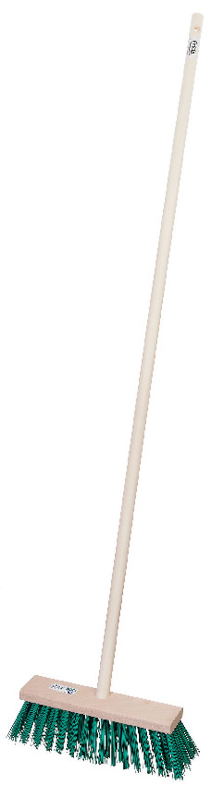 Sopborste med långt trähandtag och gröna borst.
