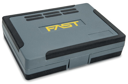 Grå verktygslåda med texten "FAST" i gult på locket.