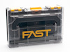 Förvaringslåda med genomskinligt lock och gul handtag. Texten "FAST" står i gult på framsidan.