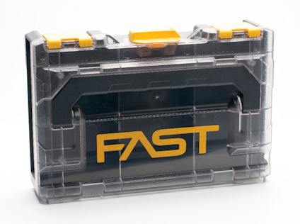 Förvaringslåda med genomskinligt lock och gul handtag. Texten "FAST" står i gult på framsidan.