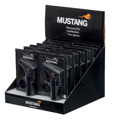 Ställ med flera Mustang gasolstartare i förpackningar. Text: "Kaasusytytin", "Gaanstäänder", "Gas igniter".