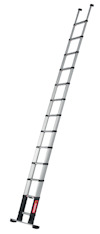 Stege i aluminium med flera steg och stödben i botten. Märkt med röd etikett.