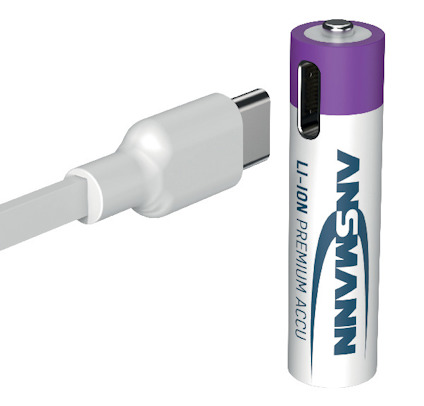 AA-batteri med USB-C-port och texten "ANSMANN LI-ION PREMIUM ACCU". En USB-C-kabel syns bredvid.