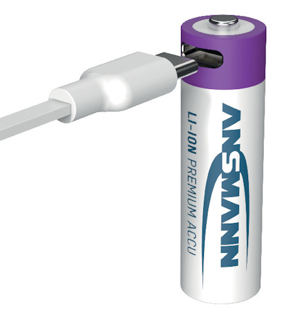 Batteri med USB-C-port och vit kabel ansluten, etikett med text: "ANSMANN LI-ION PREMIUM ACCU".