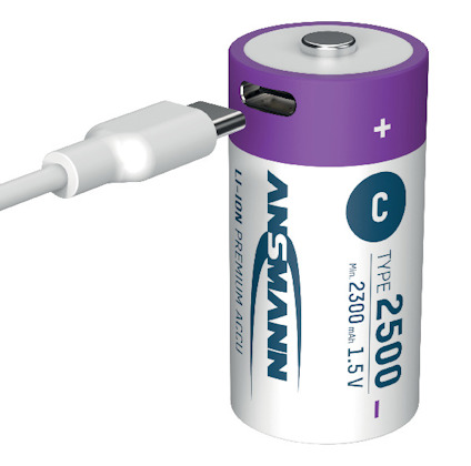Batteri med USB-port och sladd. Märkt "ANSMANN", "TYPE 2500", "C", "2300 mAh", "1.5 V", "LI-ION PREMIUM ACCU".
