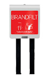Vit förpackning med röd etikett och texten "BRANDFILT", illustration av hur man använder en brandfilt, två svarta remmar.