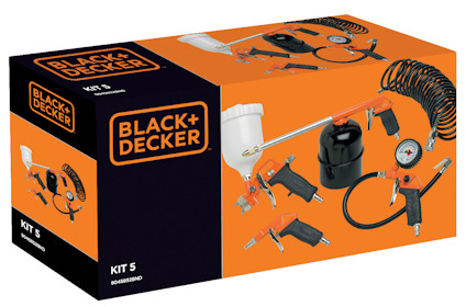 Förpackning med BLACK+DECKER kompressor och flera verktyg och tillbehör. Märkt "KIT 5".