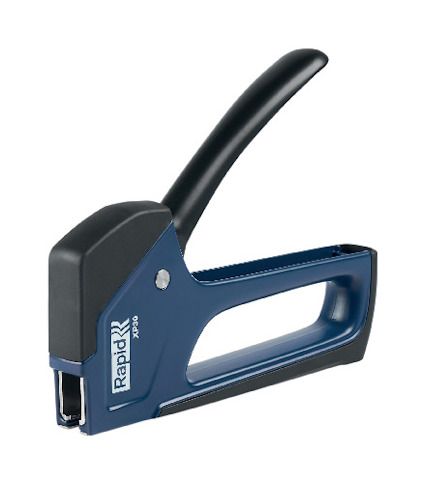 En blå och svart häftapparat av märket Rapid, modell R153, med ergonomiskt handtag.