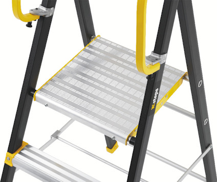 Stege med bred aluminiumplattform och gula handtag, designad för säker användning.