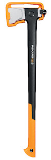 Svart och orange yxa med gummerat handtag och skydd över bladet, märkt med texten "FISKARS".