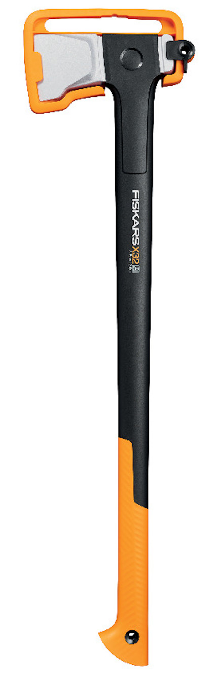 Svart och orange yxa med gummerat handtag och skydd över bladet, märkt med texten "FISKARS".