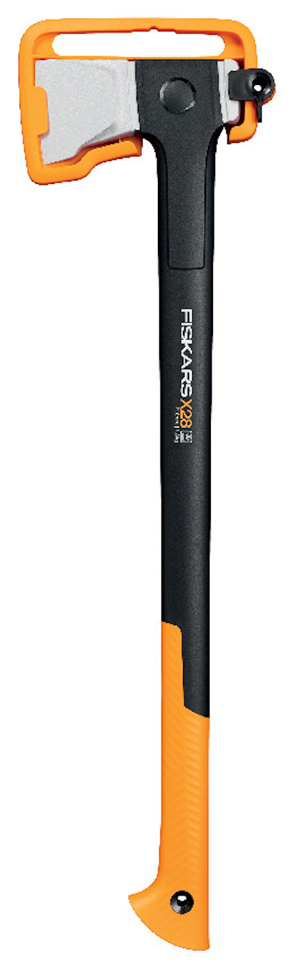 Yxa med orange och svart handtag och metallblad. Märket "Fiskars X25" synligt.