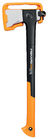 Yxa med svart och orange handtag, märkt "FISKARS X21 M".