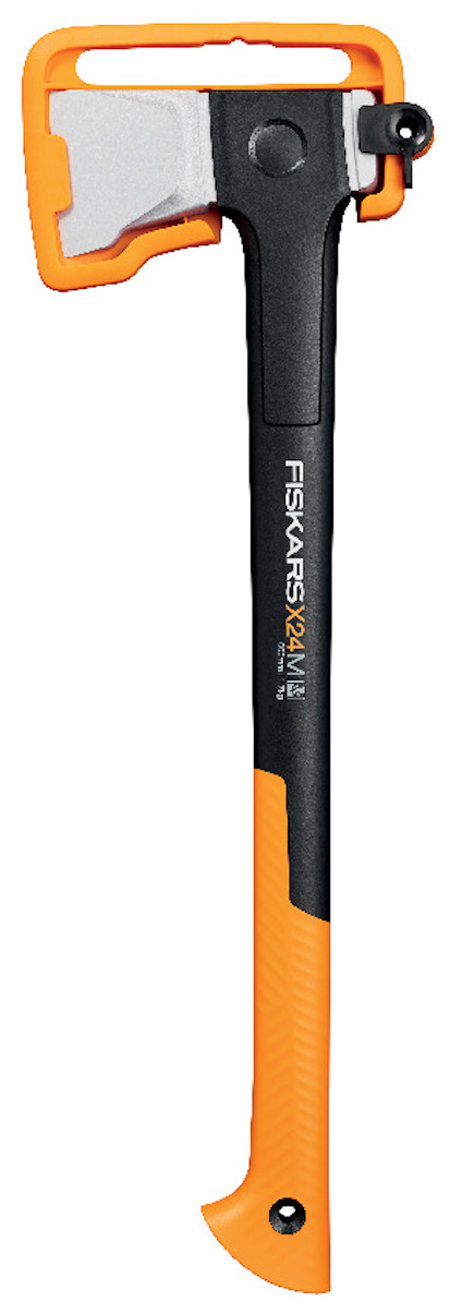 Yxa med svart och orange handtag, märkt "FISKARS X21 M".