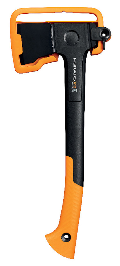 Yxa med svart blad och orange handtag, märkt Fiskars X7.