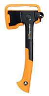 Yxa med svart huvud och orange handtag, märkt "Fiskars X7", med orange skydd över bladet.