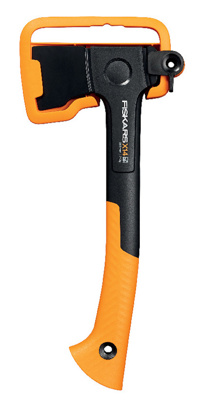 Yxa med svart huvud och orange handtag, märkt "Fiskars X7", med orange skydd över bladet.