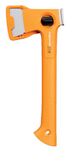 Orange yxa med metallhuvud och texten "Fiskars X7" på handtaget.