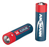 Två AA-alkaliska batterier med röd topp och blå kropp. Texten "ANSWANN" synlig på det stående batteriet.