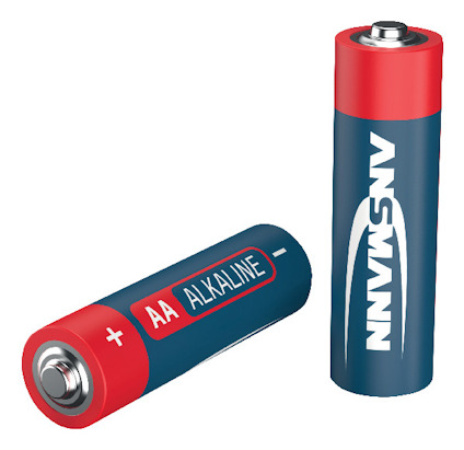 Två AA-alkaliska batterier med röd topp och blå kropp. Texten "ANSWANN" synlig på det stående batteriet.