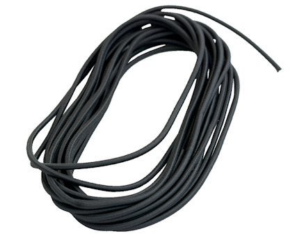 En lång, svart, ihoprullad elastisk kabel eller snodd.