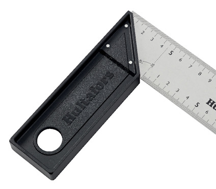 Vinkelhake med svart handtag och metallblad med gradering från 0 till 5 cm. Texten "Hultafors" synlig.