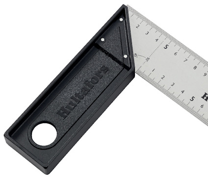 Vinkelhake med svart handtag med texten "Hultafors", och silverfärgad graderad mätlinjal.