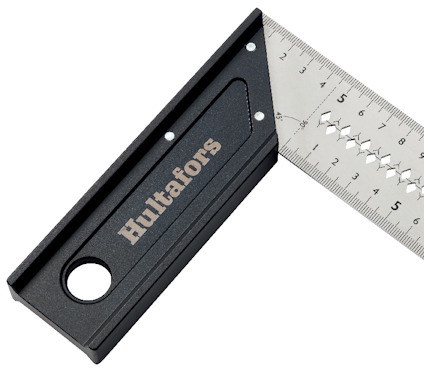 Vinkelhake med ett svart handtag och en metalllinjal, märkt med "Hultafors".