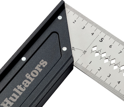 Vinkelhake med metallblad, Hultafors-logotyp, centimeter- och millimeterskala.