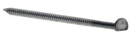 Metallspik med räfflad yta och platt huvud, liggande horisontellt på vit bakgrund.