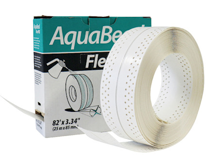 Kartong med texten "AquaBead Flex" och en rulle perforerad remsa avsedd för byggnadsändamål.