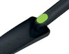 Svart trädgårdsspatel med grönt grepp, måttangivelser synliga på bladet.