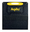 Svart solpanel med gult handtag och texten "Aqiila" i gult på en ficka.