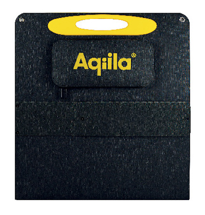 Svart solpanel med gult handtag och texten "Aqiila" i gult på en ficka.