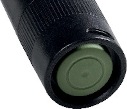 Svart plastcylinder med grön knapp i änden, omgiven av räfflat grepp.