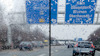 Vänster: Vått fönster med regndroppar. Höger: Motorväg med blå vägskyltar mot Köln, Düsseldorf, Bremen, Oberhausen.