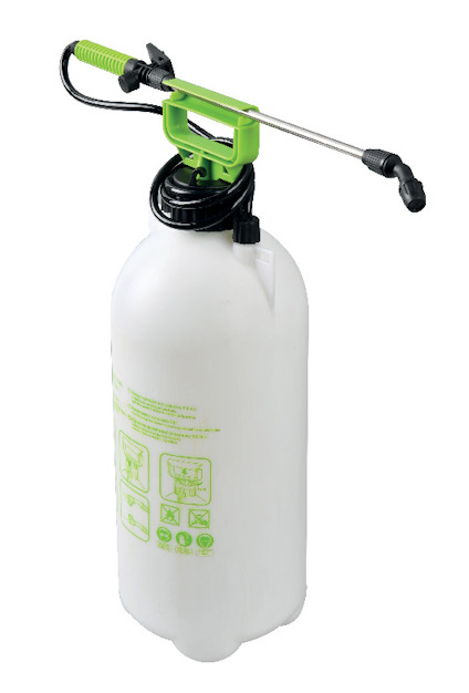 Vit tryckspruta med grön handpump och justerbart munstycke. Instruktioner och symboler synliga på sidan.