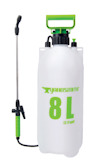 Vit 8L tryckspruta med grön handtag och grön text "Yardsmith 8L (2.11 gal)". Svart sprutmunstycke på slang.