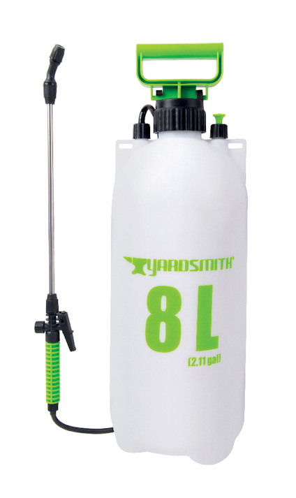 Vit 8L tryckspruta med grön handtag och grön text "Yardsmith 8L (2.11 gal)". Svart sprutmunstycke på slang.
