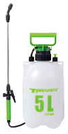 Trädgårdsspruta med handtag och munstycke, vit behållare med grön text "Yardsmith 5L (1.32 gal)".