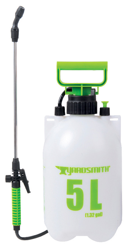 Trädgårdsspruta med handtag och munstycke, vit behållare med grön text "Yardsmith 5L (1.32 gal)".
